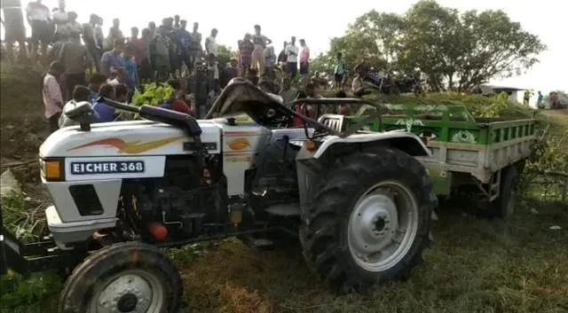 ଭାରସାମ୍ୟ ହରାଇ ଓଲଟିଲା ଟ୍ରାକ୍ଟର: ଖଲାସି ମୃତ, ଚାଳକ ଫେରାର