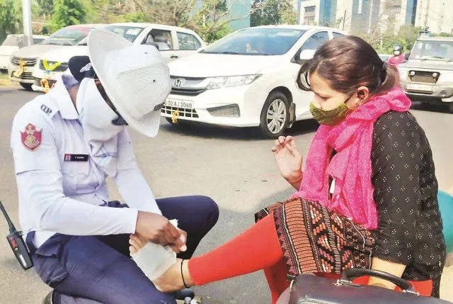 ଦୁର୍ଘଟଣାଗ୍ରସ୍ତ ଯୁବତୀଙ୍କୁ ପ୍ରାଥମିକ ଚିକିତ୍ସା କଲେ ଟ୍ରାଫିକ୍ କନଷ୍ଟେବଲ, ଟ୍ୱିଟ୍‌ କରି ପ୍ରଶଂସା କଲେ ମୁଖ୍ୟମନ୍ତ୍ରୀ