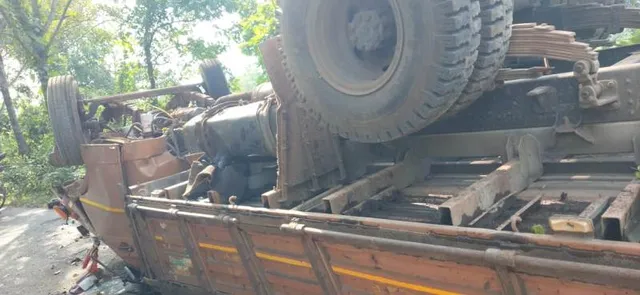 ଭାରସାମ୍ୟ ହରାଇ ଗଛକୁ ଧକ୍କା ଦେଇ ଟ୍ରକ ଦୁର୍ଘଟଣାଗ୍ରସ୍ତ, ୨ ମୃତ ଓ ୨ ଗୁରୁତର