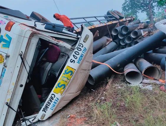 ରିଆମାଳ : ଓଲଟିଲା ପାଇପ୍‌ ବୋଝେଇ ଟ୍ରଲର୍‌