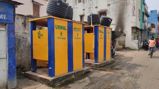 ଭାଙ୍ଗି ପଡ଼ିଛି ସହରାଞ୍ଚଳ ମୋଡୁଲାର୍ ୟୁରିନାଲ୍ : ରାସ୍ତାରେ ଭାସୁଛି ପରିସ୍ରା, ଏମିତି ବ୍ରହ୍ମପୁର ସହରର ସ୍ୱଚ୍ଛ ବ୍ୟବସ୍ଥା