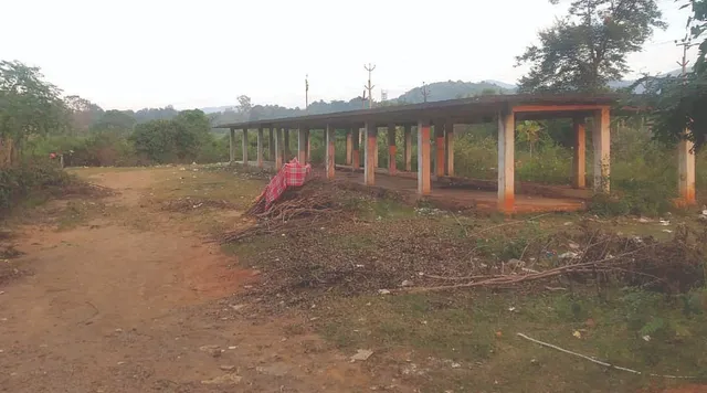 ୮ ମାସ ହେଲା ବେପାର ବନ୍ଦ, ଜରାଜୀର୍ଣ୍ଣ ଅବସ୍ଥାରେ ହାଟପଦା