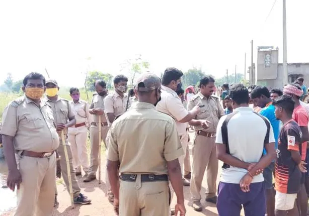 କାମାକ୍ଷାନଗର: ଅବକାରୀ ବିଭାଗ ପକ୍ଷରୁ ଗାଁରେ ଚଢ଼ଉ, କର୍ମଚାରୀମାନଙ୍କୁ ଅଟକ ରଖିଲେ ଗ୍ରାମବାସୀ