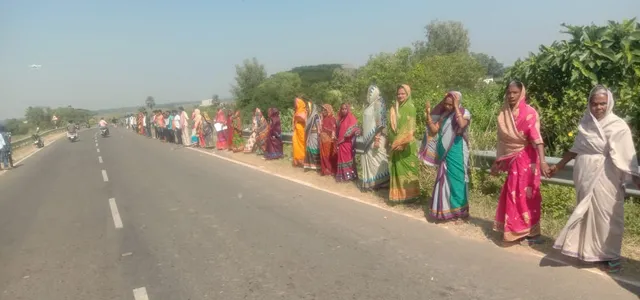 ତେଜୁଛି ଖରସ୍ରୋତା ଜଳବିବାଦ,  ପାଣି ନଛାଡିବା ଜିଦରେ ଅଟଳ ସଂଗ୍ରାମ ସମିତିର ମାନବଶୃଙ୍ଖଳ