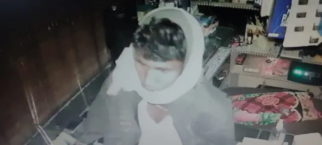 ବିଳମ୍ବିତ ରାତିରେ ଦୋକାନର ସଟର ତାଡିଲେ, ୩୦ ମୋବାଇଲ ନେଇ ଫେରାର