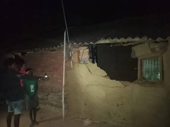 ଭିଡିଓରେ ଦେଖନ୍ତୁ ହାତୀ ଉପଦ୍ରବ: କୁଢ଼େରନିଶାରେ ହାତୀ ଭାଙ୍ଗିଲା ୨ ଘର, ଅଳ୍ପକେ ବର୍ତ୍ତିଲେ ଘରଲୋକ