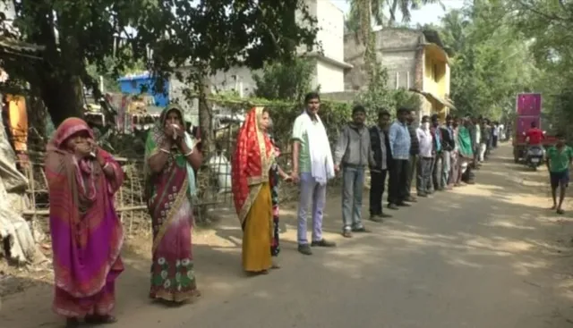 ହଳଦିଆ ପେଟ୍ରୋକେମିକାଲ ଇଣ୍ଟିଗ୍ରେଟେଡ୍ ରିଫାଇନାରି ପ୍ଲାଣ୍ଟ ଓ ସୁବର୍ଣ୍ଣରେଖା ବନ୍ଦର ପ୍ରକଳ୍ପ ବିରୋଧରେ ରାସ୍ତା ଉପରେ ମାନବ ଶୃଂଖଳ