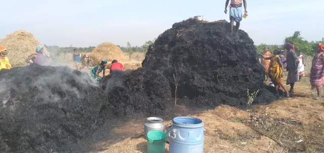 ୫ ଏକର ଜମିରୁ ସଂଗୃହୀତ ୩ଟି ଧାନ ଗଦାରେ ଲାଗିଲା ନିଆଁ, ଚିନ୍ତାରେ ୩ ଚାଷୀ