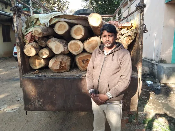 ଖରିଆରରୋଡ ବନ ବିଭାଗ ପକ୍ଷରୁ ଲକ୍ଷାଧିକ ଟଙ୍କାର ଶାଗୁଆନ କାଠ ଜବତ; ଜଣେ ଗିରଫ