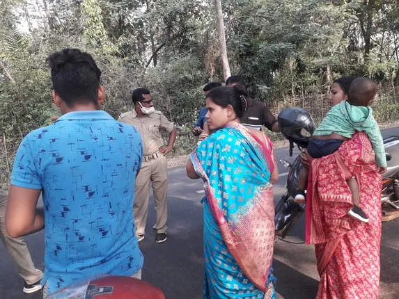 ପୁଅକୁ ହତ୍ୟା କରି ଜଙ୍ଗଲରେ ଫିଙ୍ଗି ଦେବାର ଧମକ ଦେଇ ଦୁଇଭଉଣୀଙ୍କ ଠାରୁ ସୁନା ଚେନ ଲୁଟି ନେଲେ ଲୁଟେରା