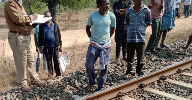 ସମ୍ପର୍କୀୟଙ୍କ ଶୁଦ୍ଧିକ୍ରିୟାରୁ ଫେରିବା ବେଳେ ଟ୍ରେନ୍‌ ଚାପାରେ ବୃଦ୍ଧ ମୃତ; ରେଲୱେ ଓଭର୍‌ ବ୍ରିଜ୍‌ ସଜାଡ଼ିବା ଦାବିରେ ରେଳ ରୋକ