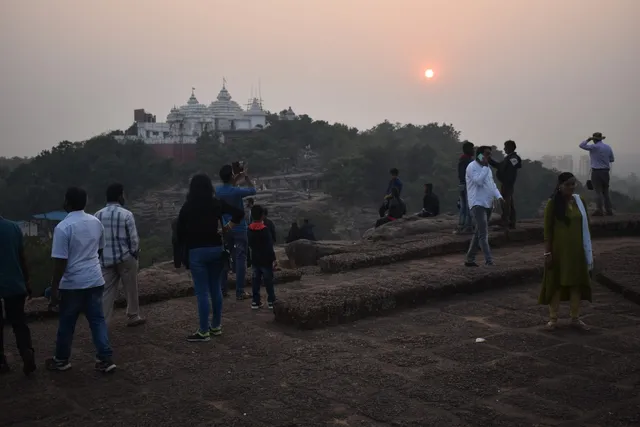 ଭୁବନେଶ୍ୱର ଉଦୟଗିରି ପାହାଡ ଉପରୁ ୨୦୨୦ର ଶେଷ ସୂର୍ଯ୍ୟାସ୍ତର ଦୃଶ୍ୟ (ଫଟୋ: ବିଭୂତି)