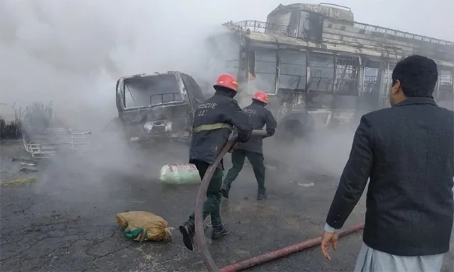 ପାକ୍‌ରେ ବସ୍‌-ଭ୍ୟାନ୍‌ ମୁହାମୁହିଁ, ଜଳିଗଲେ ୧୩