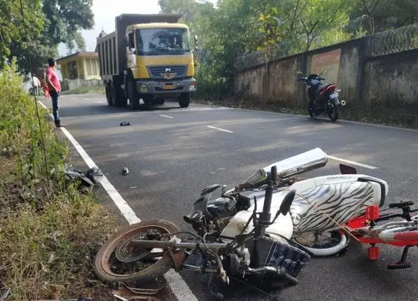 ୩୩ କେଭି ବିଦ୍ୟୁତ ଖୁଣ୍ଟରେ ପିଟିହେଲେ ୨ ବାଇକ୍‌  ଆରୋହୀ; ଜଣେ ମୃତ, ଅନ୍ୟ ଜଣେ ଗୁରୁତର