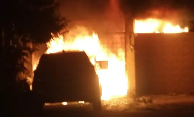 ବାସନ୍ତୀ କଲୋନିରେ ଅଗ୍ନିକାଣ୍ଡ: ଜଳିଗଲା କାର୍, ଦୁଇ ମୋଟରବାଇକ୍ ଓ ସ୍କୁଟି, ବର୍ତ୍ତିଗଲେ ଘର ମାଲିକ