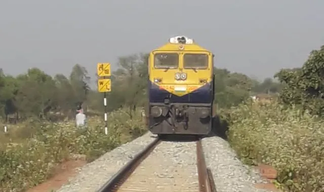 କାର୍ଯ୍ୟରତ ସୁପରଭାଇଜରଙ୍କ ଉପରେ ମାଡିଗଲା ଟ୍ରେନ୍‌