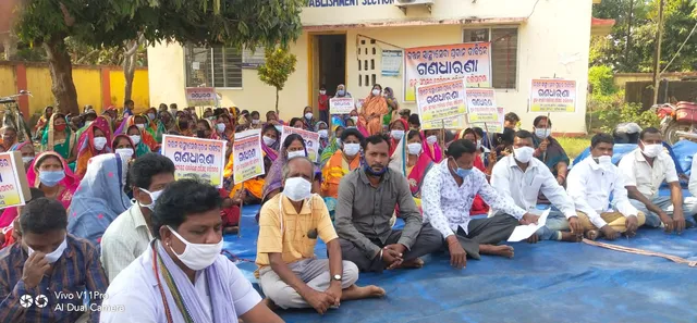 ୬ ଦଫା ଦାବିରେ ଗୋଷ୍ଠୀ ସ୍ୱାସ୍ଥ୍ୟକେନ୍ଦ୍ର ସାମ୍ନାରେ ଗଣଧାରଣା