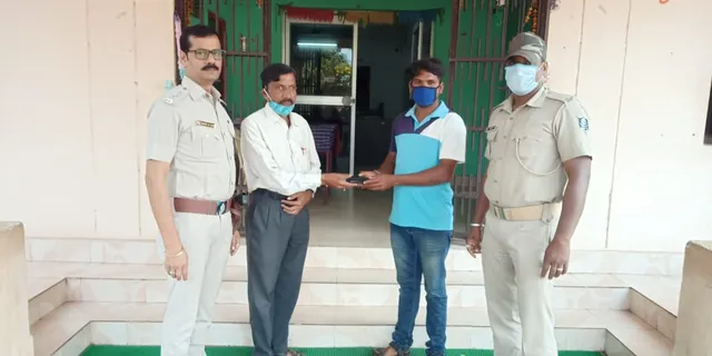 ରାସ୍ତାରୁ ପାଇଥିବା ମନିପର୍ସ ଫେରାଇ ମାନବିକତାର ପରିଚୟ ଦେଲେ ସତ୍ୟ ନାରାୟଣ