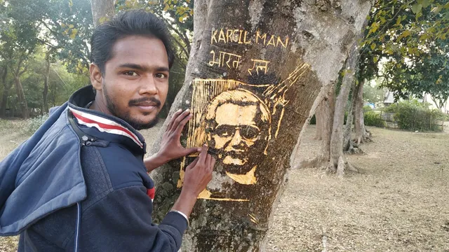 ପୂର୍ବତନ ପ୍ରଧାନମନ୍ତ୍ରୀ ଅଟଳ ବିହାରୀ ବାଜପେୟୀଙ୍କ ସ୍ମୃତିରେ ବୃକ୍ଷରେ ଚିତ୍ର ଖୋଦେଇ କଲେ ସମରେନ୍ଦ୍ର