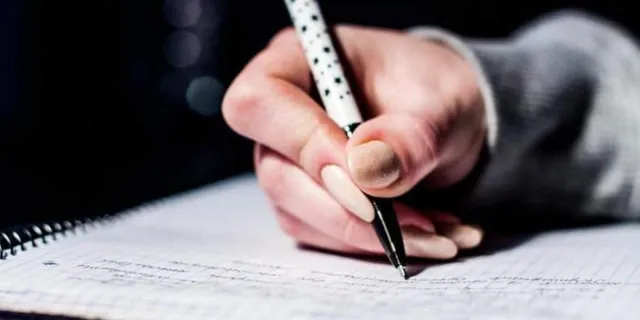 ପାଠପଢ଼ାରେ ଦୁର୍ବଳ ଥିଲେ ପ୍ରେମିକା, ଫ୍ରକ ପିନ୍ଧି ପରୀକ୍ଷା ଦେବାକୁ ପହଁଚିଲେ ପ୍ରେମିକ