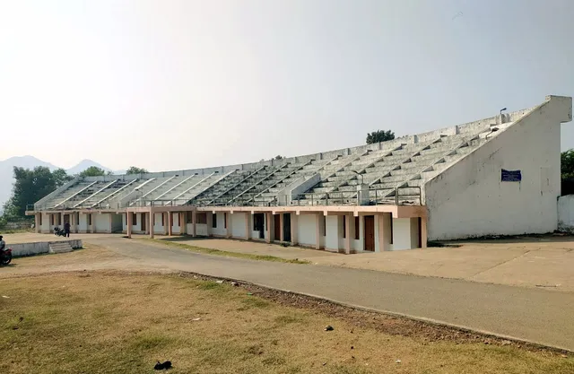 ଗଜପତି ଷ୍ଟାଡିୟମ୍‌ର ଶୋଭା ବଢ଼ାଉଛି ଆବର୍ଜନା କୁଢ଼, ସଞ୍ଜ ନଇଁରେ ଜମୁଛି ମଦୁଆଙ୍କ ଆସର