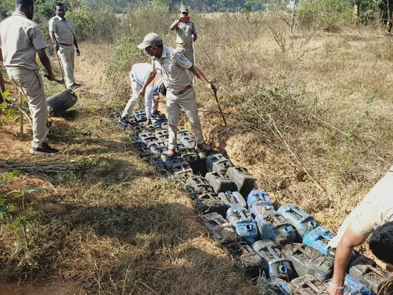 ଆଠଗଡ଼ କୋରଙ୍ଗ ଗ୍ରାମରେ ଅବକାରୀ ବିଭାଗର ଚଢ଼ଉ; ୧୫ ଲିଟର ଦେଶୀ ମଦ ଜବତ