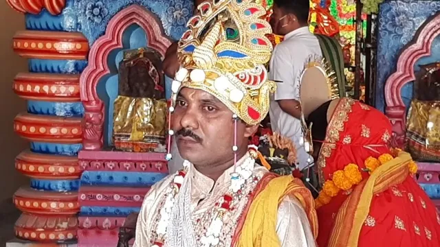 ସ୍ୱାମୀର ବାହାଘର ଚାଲିଥିବା ବେଳେ ପୁଲିସ ନେଇ ମନ୍ଦିରରେ ପହଞ୍ଚିଲେ ପ୍ରଥମ ସ୍ତ୍ରୀ
