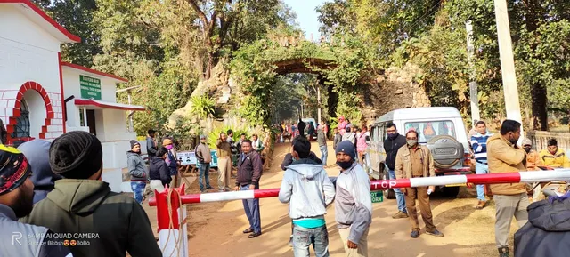 ଗମନାଗମନ ସମସ୍ୟାକୁ ନେଇ ପିଠାବଟା ଫରେଷ୍ଟ ଫାଟକକୁ ବନ୍ଦ କଲେ ଲୁଲୁଙ୍ଗ୍ ଗ୍ରାମବାସୀ, ଦୁଇ ଘଣ୍ଟାରୁ ଉର୍ଦ୍ଧ୍ବ ଫସିରହିଲେ ପର୍ଯ୍ୟଟକ