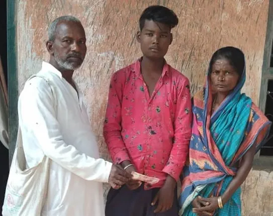 କିଡନି ରୋଗୀଙ୍କୁ ସହାୟତା ଦେଲେ କୁମାର କବି ଗଙ୍ଗାଧର