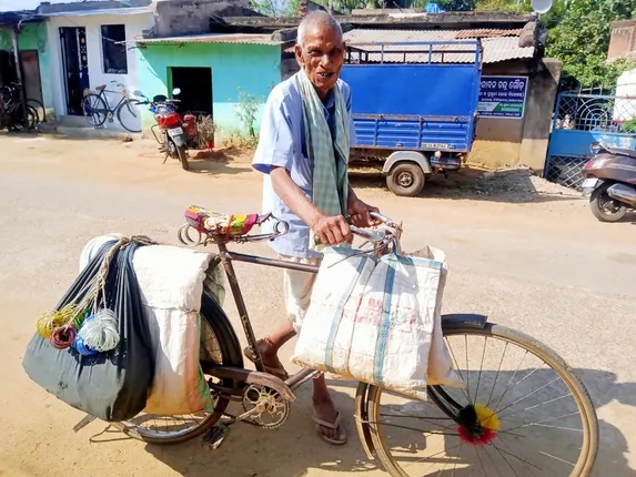 ଗାଁକୁ ଗାଁ ବୁଲୁଛନ୍ତି ଏହି ବୁଢ଼ାଶଂଖାରି, ୮୭ ବର୍ଷ ବୟସରେ ବି ଥକି ନାହାନ୍ତି ଉଦୟନାଥ