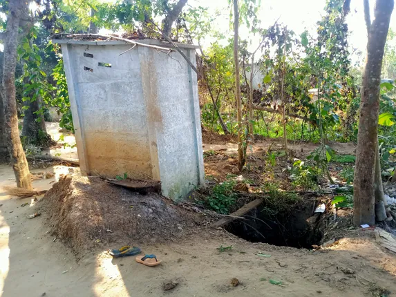 କୁଡ଼ୁତାଇରେ ସ୍ବଚ୍ଛ ଯୋଜନା ପାଇଖାନା କାମ ଅଧପନ୍ତରିଆ, ଧରାଦେଉନି ଠିକା ସଂସ୍ଥା