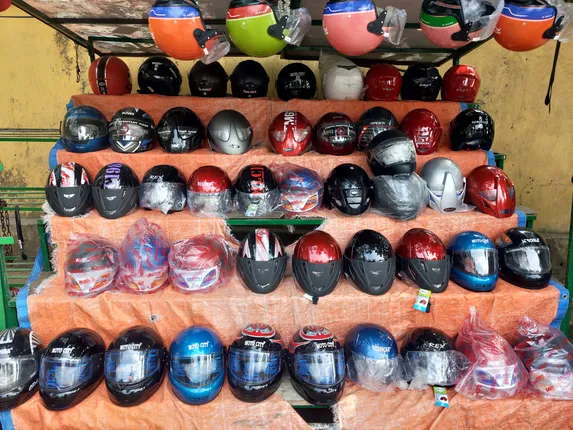 ହେଲମେଟ୍‌ ନିୟମ କଡ଼ାକଡ଼ି ଘୋଷଣା ପରେ ବଢ଼ିଛି ଦୋକାନ, ଜମୁଛି ବେପାର 