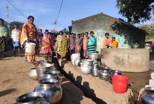 ସହରତଳି ଗାଁରେ ଜଳ ସଂକଟ ଉତ୍କଟ  : ତିନିଟି ନଳକୂପ ଓ ଗୋଟିଏ କୂଅ, ମେଣ୍ଟୁନି ଶୋଷ