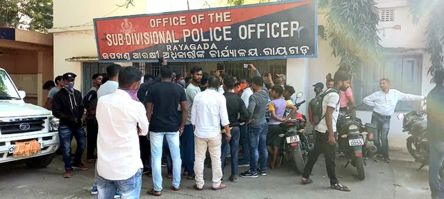 ହେଲମେଟ୍ ଯାଞ୍ଚ ସମୟରେ ଅଭାବନୀୟ ଘଟଣା: ପୁଲିସ୍ ମାଡ଼ରେ ବାଇକ୍ ଆରୋହୀଙ୍କ ମୁଣ୍ଡ ଫାଟିଲା