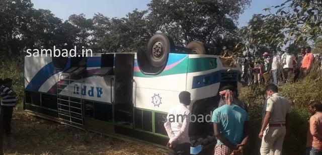 ଭାରସାମ୍ୟ ହରାଇ ବିଲରେ ଓଲଟିଲା ଯାତ୍ରୀବାହୀ ବସ୍‌, ୨୦ରୁ ଉର୍ଦ୍ଧ୍ଵ ଆହତ ଓ ୩ ଗୁରୁତର