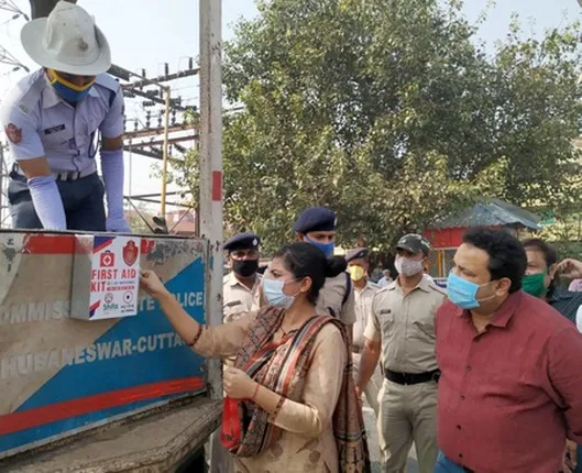 ଟ୍ରାଫିକ୍‌ ପୋଷ୍ଟରେ ରହିଲା ଫାଷ୍ଟ ଏଡ୍‌ ବକ୍ସ