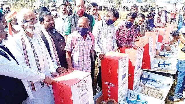 ତାଳଗୁଡ଼ ଚାଷୀଙ୍କୁ ଉପକରଣ ବଣ୍ଟନ କଲେ କେନ୍ଦ୍ର ସୁକ୍ଷ୍ମ ଓ ଲଘୁ ଉଦ୍ୟୋଗ ମନ୍ତ୍ରୀ