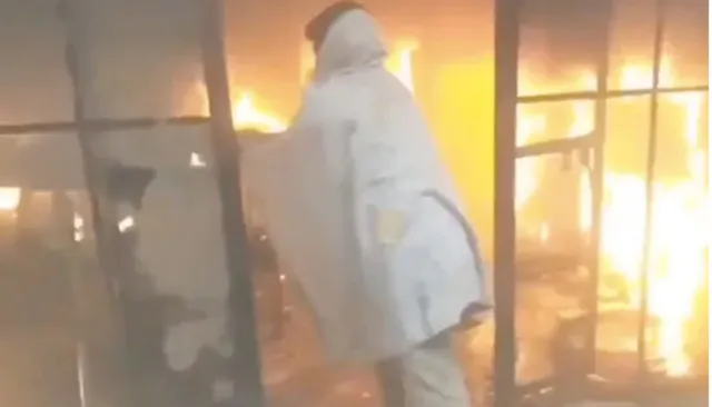 ନିଜ ଜୀବନକୁ ଖାତିର ନକରି ହୁତୁହୁତୁ ହୋଇ ଜଳୁଥିବା ନିଆଁ ଭିତରୁ ବ୍ୟକ୍ତିଙ୍କୁ ଉଦ୍ଧାର କଲେ ପୁଲିସ