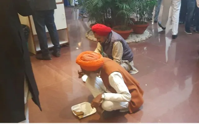 ସରକାରଙ୍କ ଖାଦ୍ୟକୁ ଗ୍ରହଣ କଲେ ନାହିଁ ଚାଷୀ, କହିଲେ, ‘ଆମେ ନିଜ ଖାଦ୍ୟ ସାଥୀରେ ନେଇ ଆସିଛୁ।’