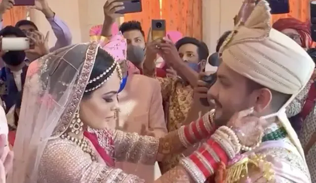 ବରଣମାଳା ପିନ୍ଧାଇବା ବେଳେ....