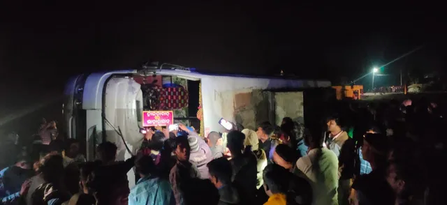 ଶ୍ରମିକଙ୍କୁ ନେଇ ହ୍ରାଇଦାବାଦ୍‌ ଯାଉଥିବା ବସ୍‌ କଳାହାଣ୍ଡିରେ ଓଲଟିଲା, ୨୦ରୁ ଉର୍ଦ୍ଧ୍ୱ ଆହତଙ୍କୁ ହସ୍‌ପିଟାଲରେ ଭର୍ତ୍ତି