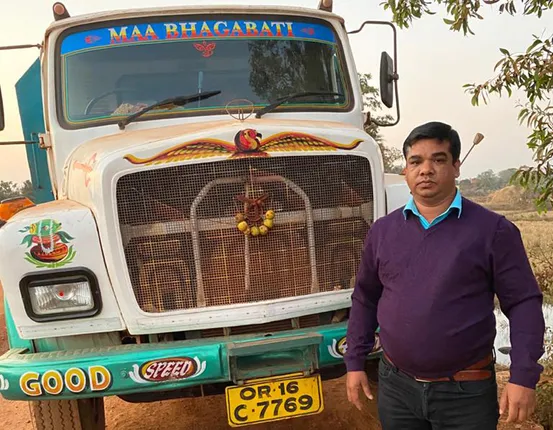 ବେଆଇନ ମାଙ୍କଡ଼ା ପଥର ବୋଝେଇ ୨ ଟ୍ରକ ଜବତ, ଜରିମାନା