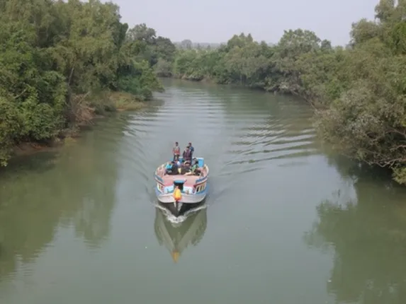 ଭିତରକନିକାରେ ଜମୁଛି ଭିଡ; କଟକଣା କରି ଭାଙ୍ଗୁଛି ପ୍ରଶାସନ