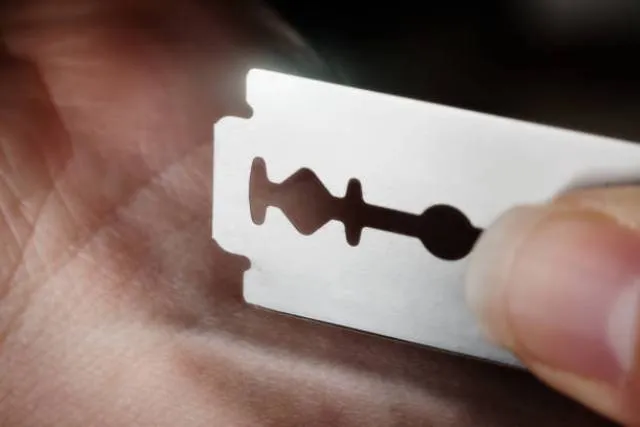 ନିଶାଶକ୍ତ ଅବସ୍ଥାରେ ପରିବାର ଲୋକଙ୍କ ସହ ଝଗଡ଼ା କଲେ ଯୁବକ, ବ୍ଲେଡରେ ବେକ କାଟିଲେ