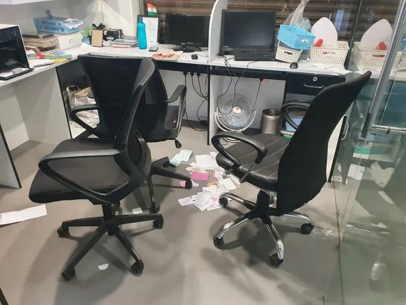 ବାଇକ୍‌ ସୋ ରୁମ୍ ତାଲା ଭାଙ୍ଗି ୩ ଲକ୍ଷ ଟଙ୍କା ଲୁଟ, ସିସି କ୍ୟାମେରା ଡିଭିଆର୍‌ ବି ନେଇଗଲେ