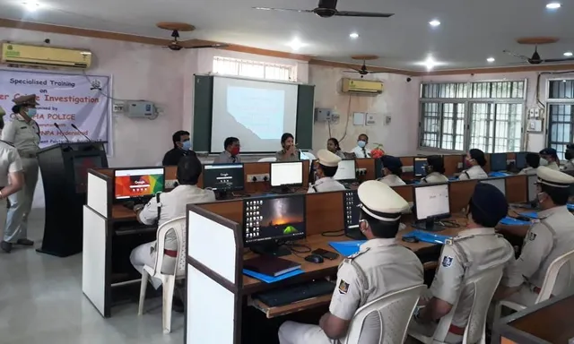 ସାଇବର ଅପରାଧୀଙ୍କୁ ଧରିବାକୁ ପାଠ ପଢୁଛନ୍ତି ପୁଲିସ ଅଧିକାରୀ