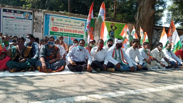 ଚାଷୀ ଆନ୍ଦୋଳନକୁ ସମର୍ଥନ କରି କନ୍ଧମାଳ ଜିଲ୍ଲାପାଳଙ୍କ କାର୍ଯ୍ୟାଳୟ ସମ୍ମୁଖରେ ଧାରଣା