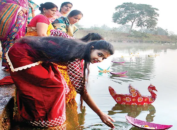 ଡଙ୍ଗା ଭସାକୁ ଅଟକାଇ ପାରିଲାନି ପୁଲିସ୍‌: ଚାଲିଲା ଲୁଚକାଳି, ଭସା‌ଇଲେ ଡଙ୍ଗା