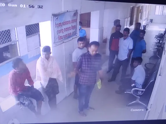 ଡାକ୍ତର ଏବଂ କର୍ମଚାରୀଙ୍କୁ ଦୁର୍ବ୍ୟବହାର, ଔଷଧ ବିତରଣ କେନ୍ଦ୍ର ଭଙ୍ଗାରୁଜା