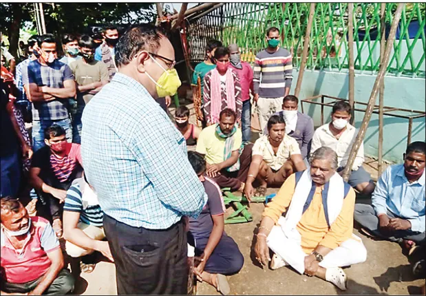 ଦୋକାନ ଉଚ୍ଛେଦକୁ ବିରୋଧ, ରାସ୍ତାରେ ବସିଲେ ସୁର